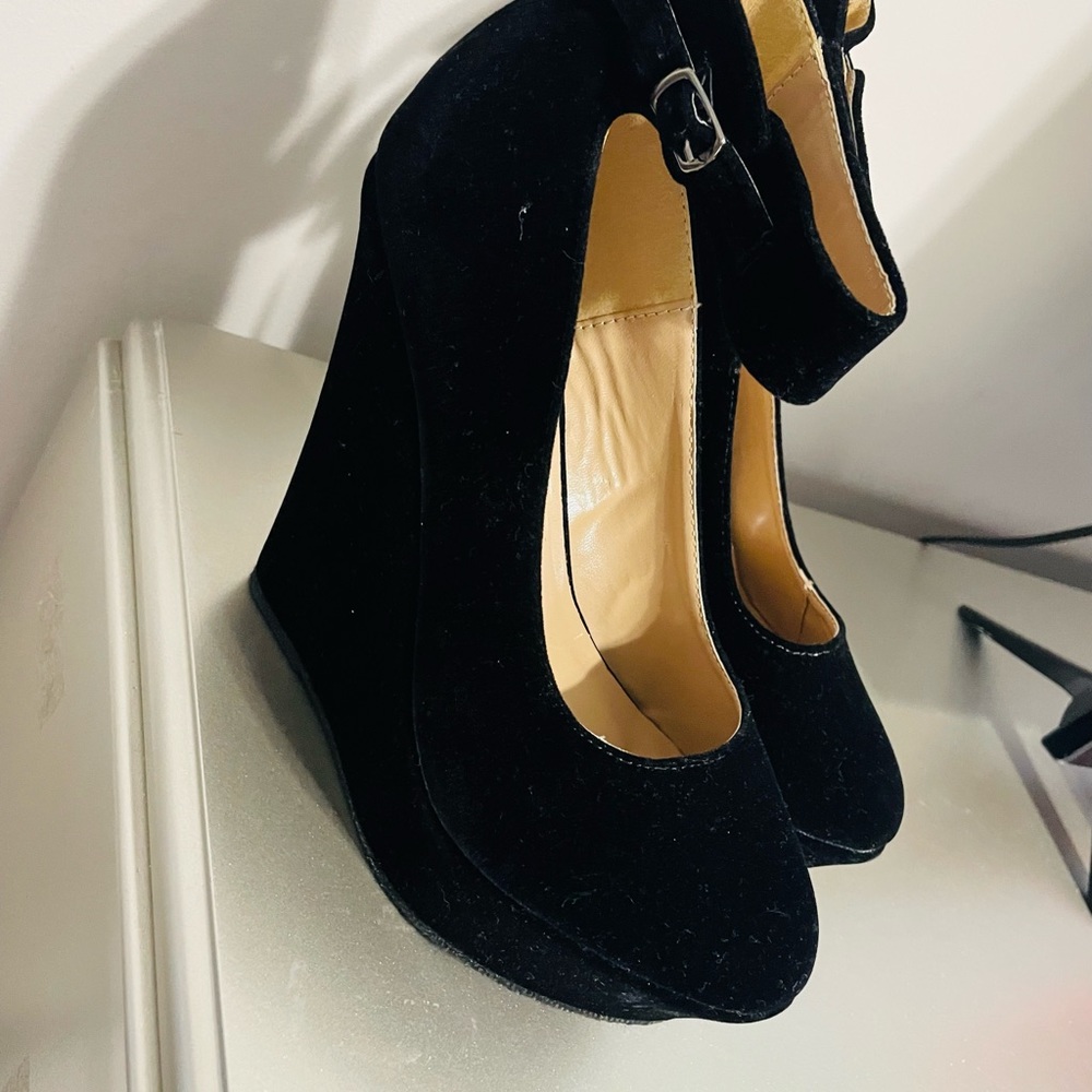Black wedges